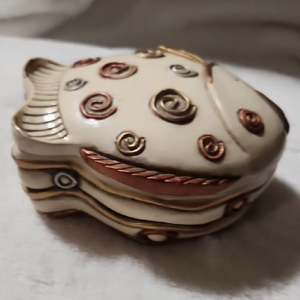 Source Unknown Cream and Gold Fish Decor